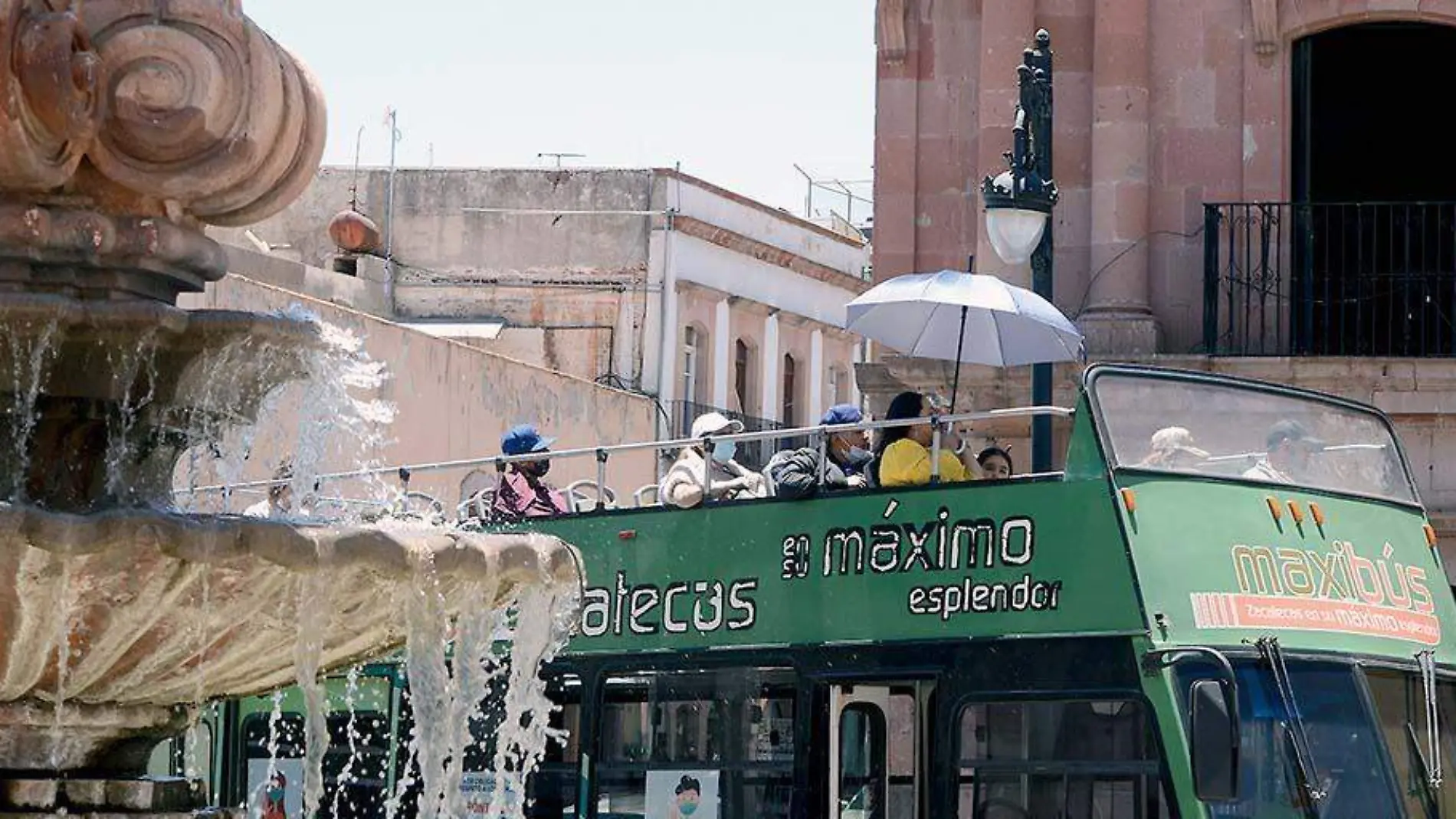 Turistas recorriendo la ciudad de Zacatecas